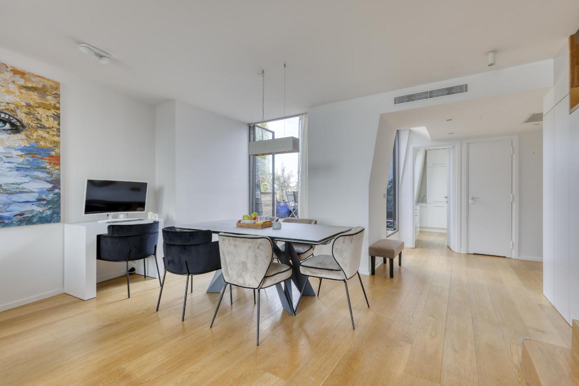 Luxury Penthouse With A/c Terrace & View-le Marais *